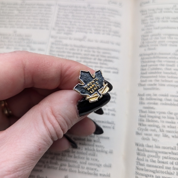 Vintage Maple Leaf Enamel Pin - Picture 2 of 4